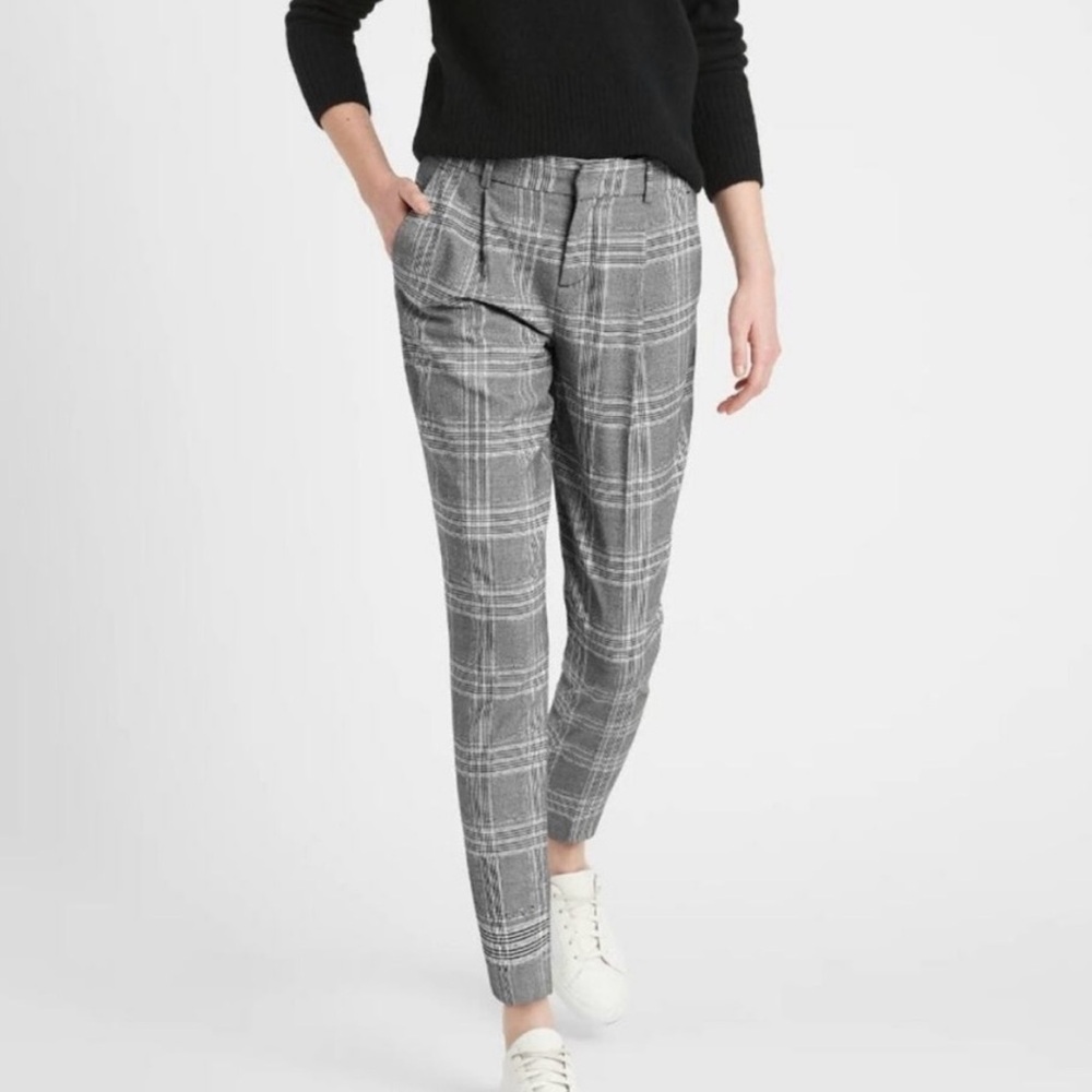 Banana Republic Gray Plaid Pants size 2 tapered cropped ankle pants Work pants